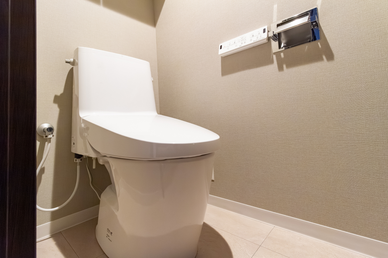 トイレは新規交換しました。上部には吊戸棚があります。