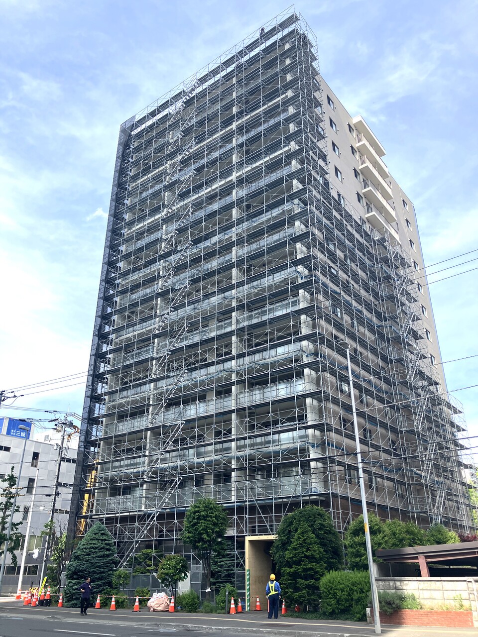 2026年5月から10月まで大規模修繕期間となります！リビング面は暗くならないシートが張られております！