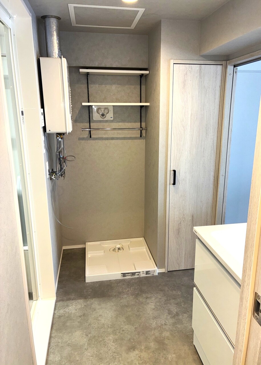 洗面室は洗濯機カラン、洗濯機パン、給湯器を交換、収納を新設して使いやすい空間になりました