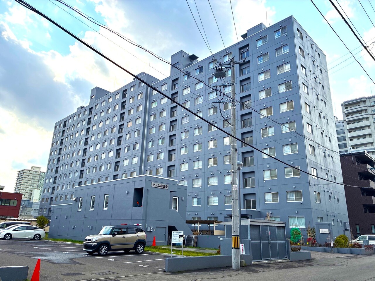 地下鉄東豊線「東区役所前」駅まで徒歩11分、JR札幌駅も徒歩圏の市内中心部に位置する立地にあります
