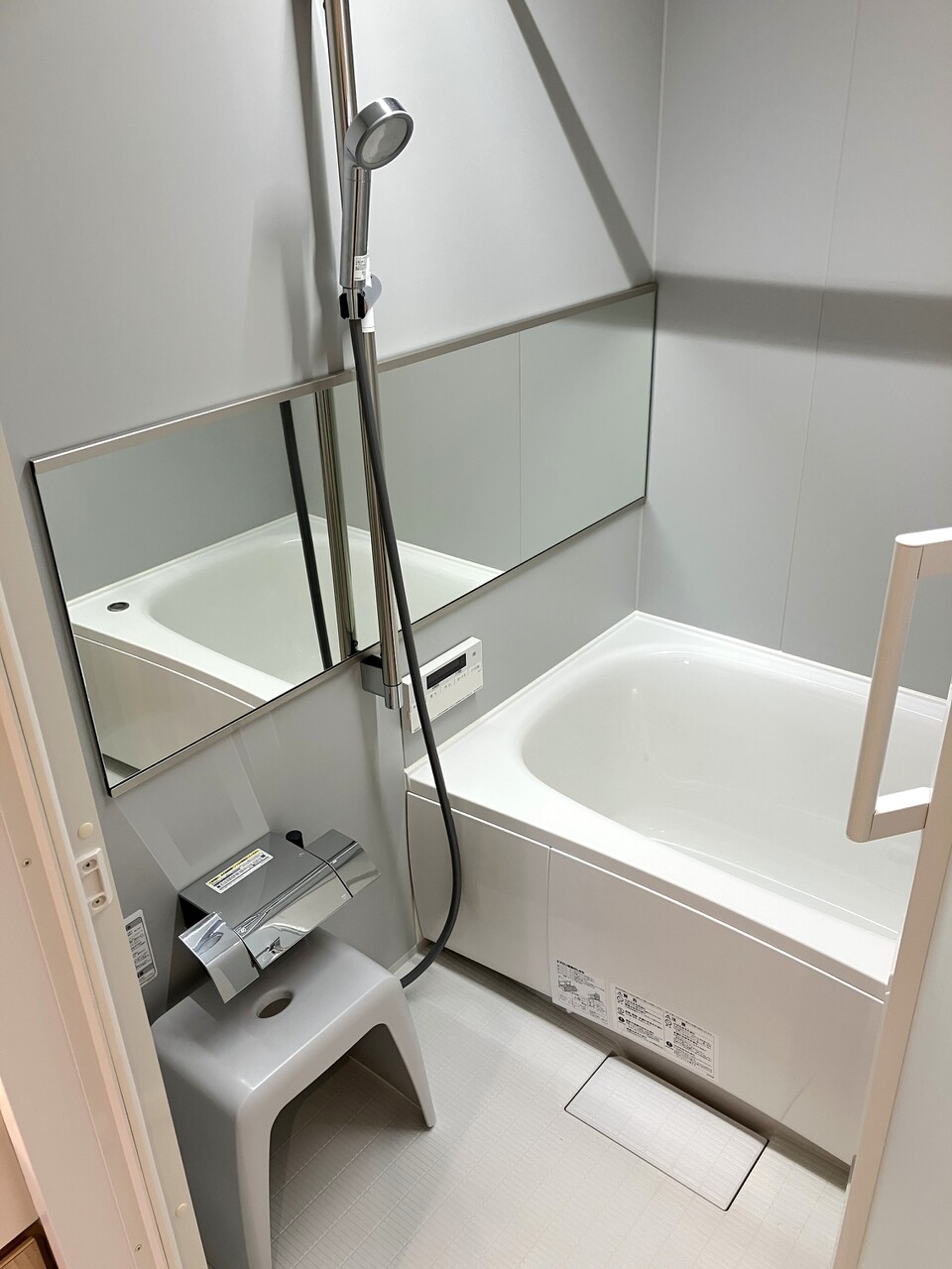 湯張り、追い炊き、保温機能付きのフルオートバスです。1日の疲れもしっかりと洗い流せる空間です。