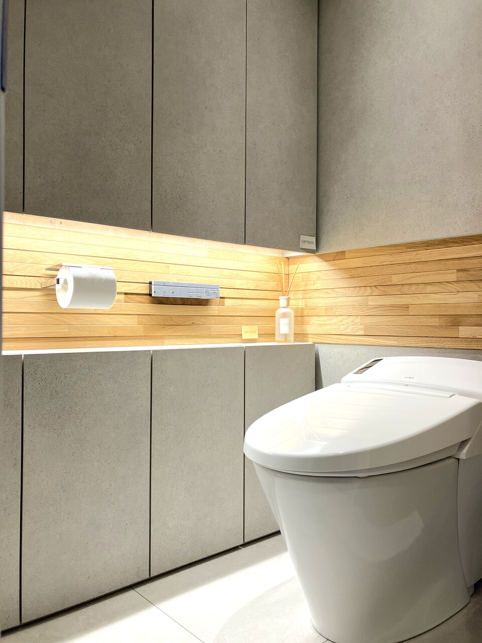 上と下にトイレットペーパーや小物をしまえる収納があります。