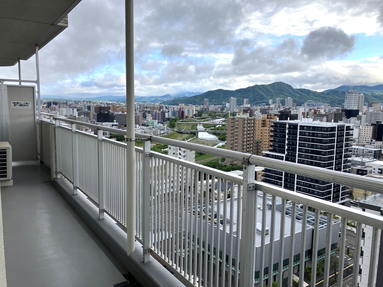 西側リビングバルコニーから南西側の眺望。手前には豊平川、奥には山々も望めます。