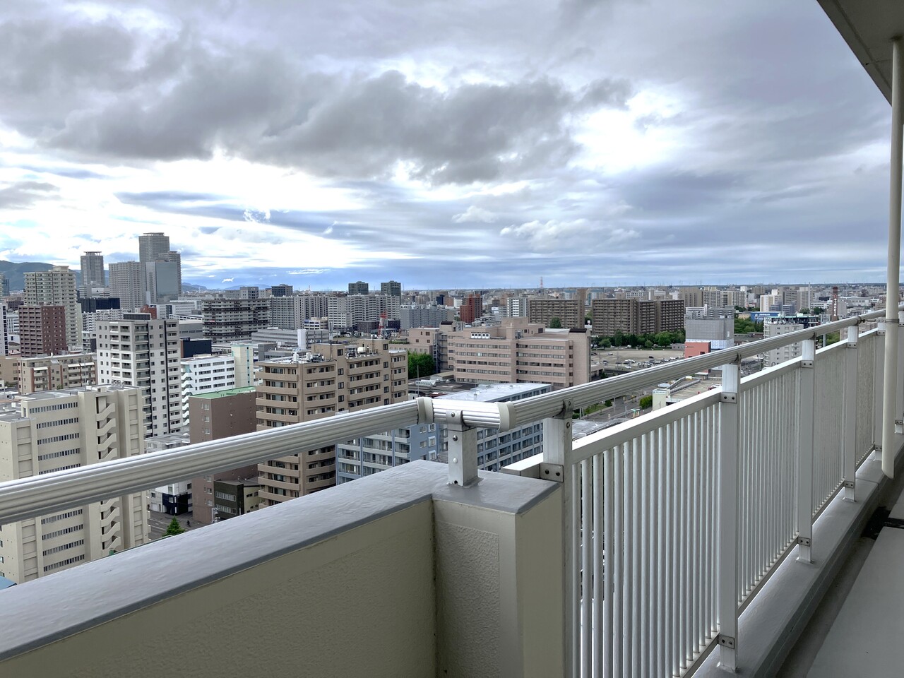 西側リビングバルコニーから北西側の眺望。札幌駅方面の眺望になります。