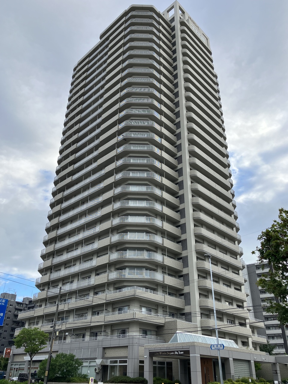 1995年11月築、総戸数247戸、28階建てのタワーマンションです。来客用駐車場あり。