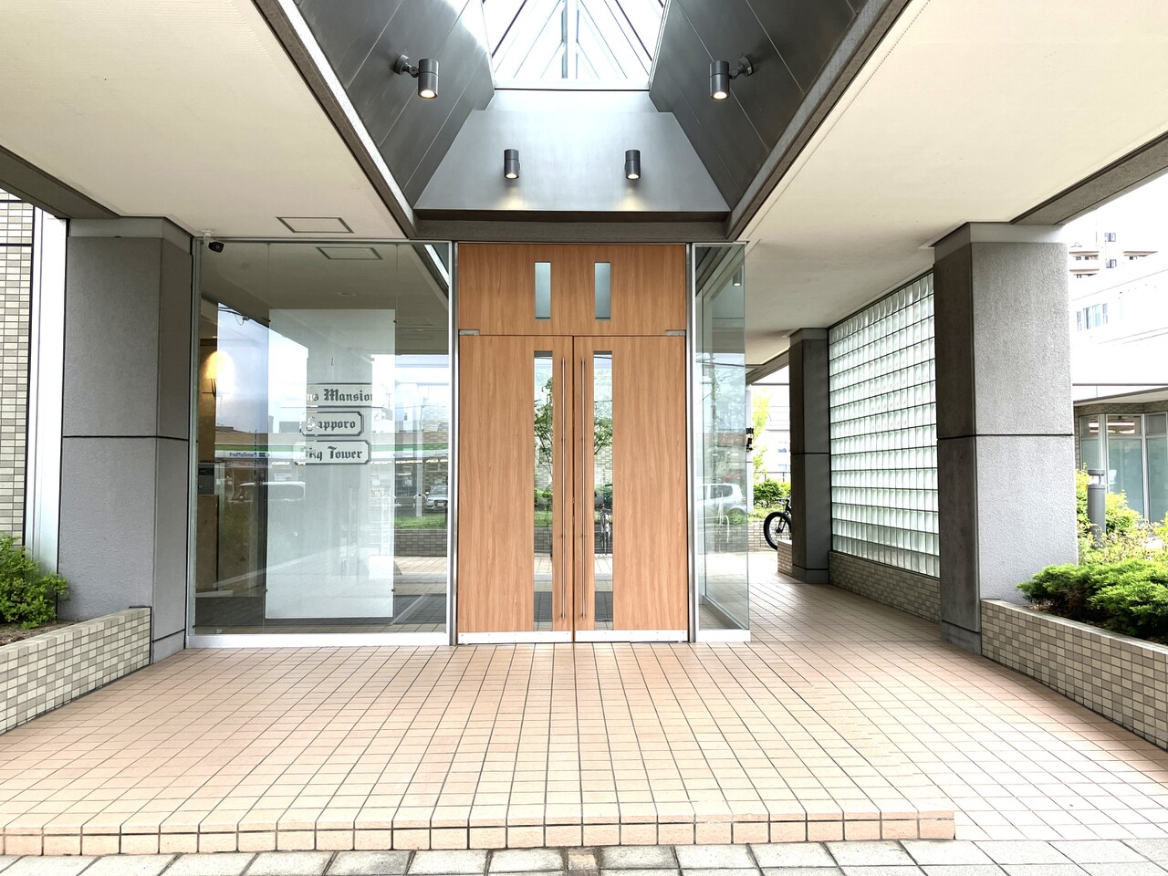 郵便受けや宅配BOXは別の入り口にあり、居住者と来訪者のみが入ることがきます。