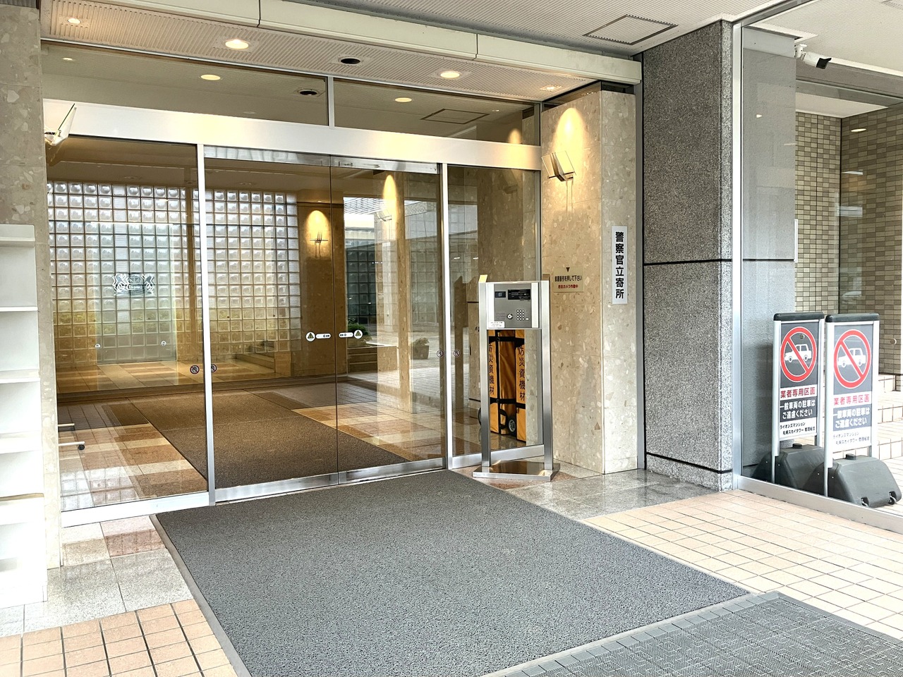 正面玄関のエントランスです。明るくて広々とした空間でオートロック付きです。
