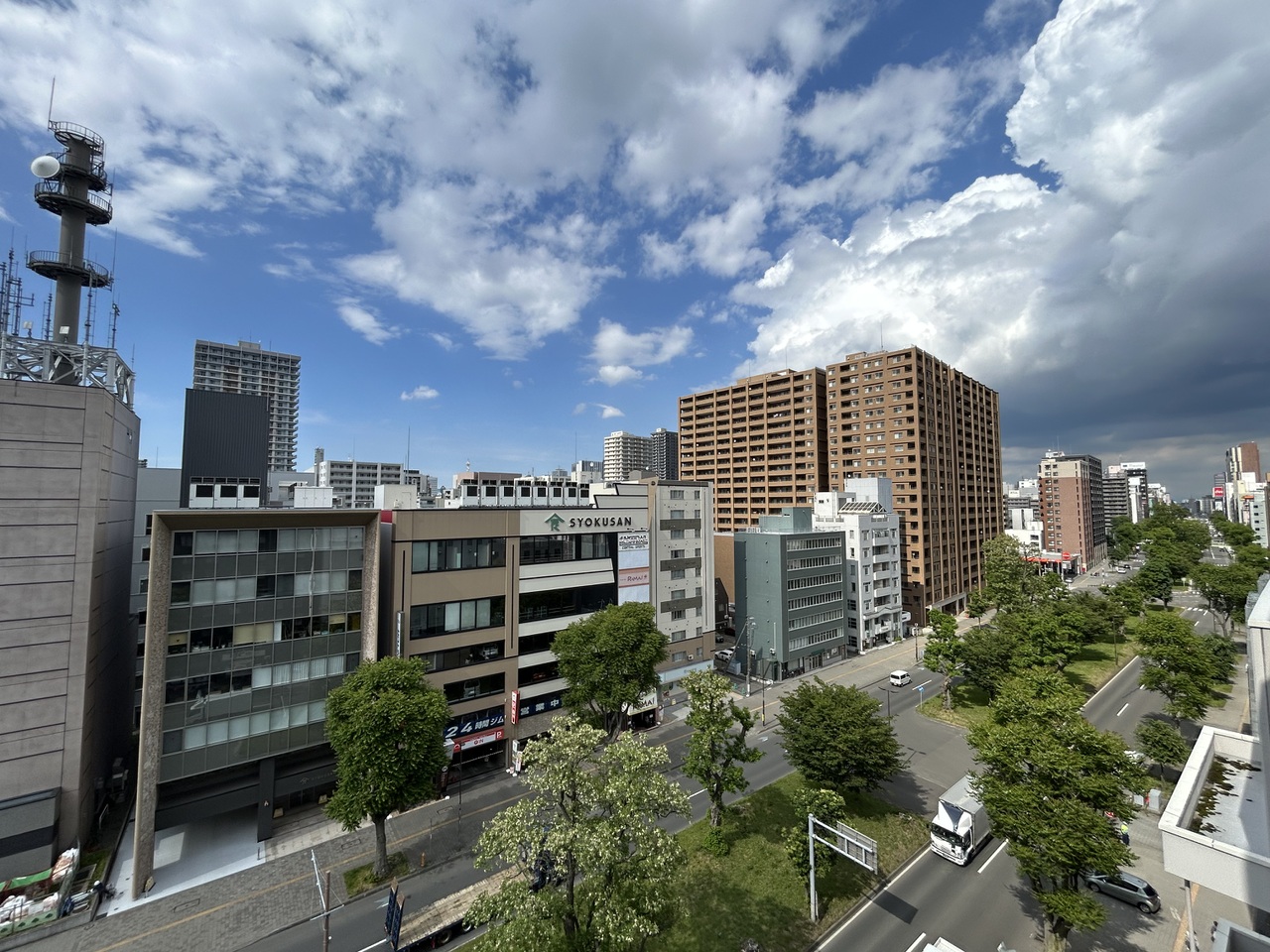 窓は北東向きではありますが1国道36号線に面している10階で眺望良好です