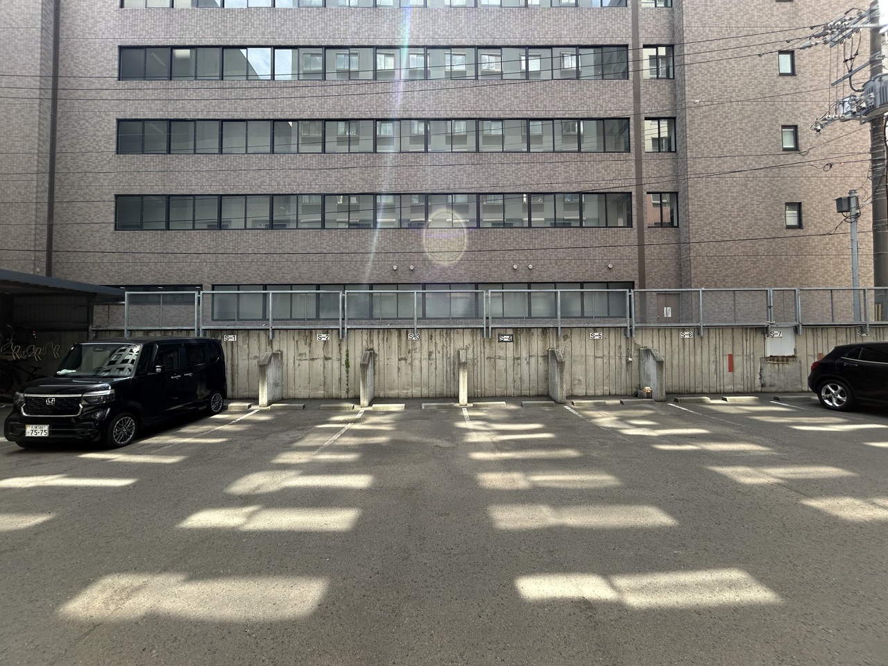 敷地内駐車場です。最新の空き状況は物件担当者へお問い合わせください。