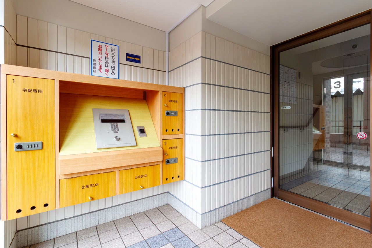 エントランスは安心のオートロック完備です。不在時でも荷物を受け取る事が出来る宅配ボックスがあります。