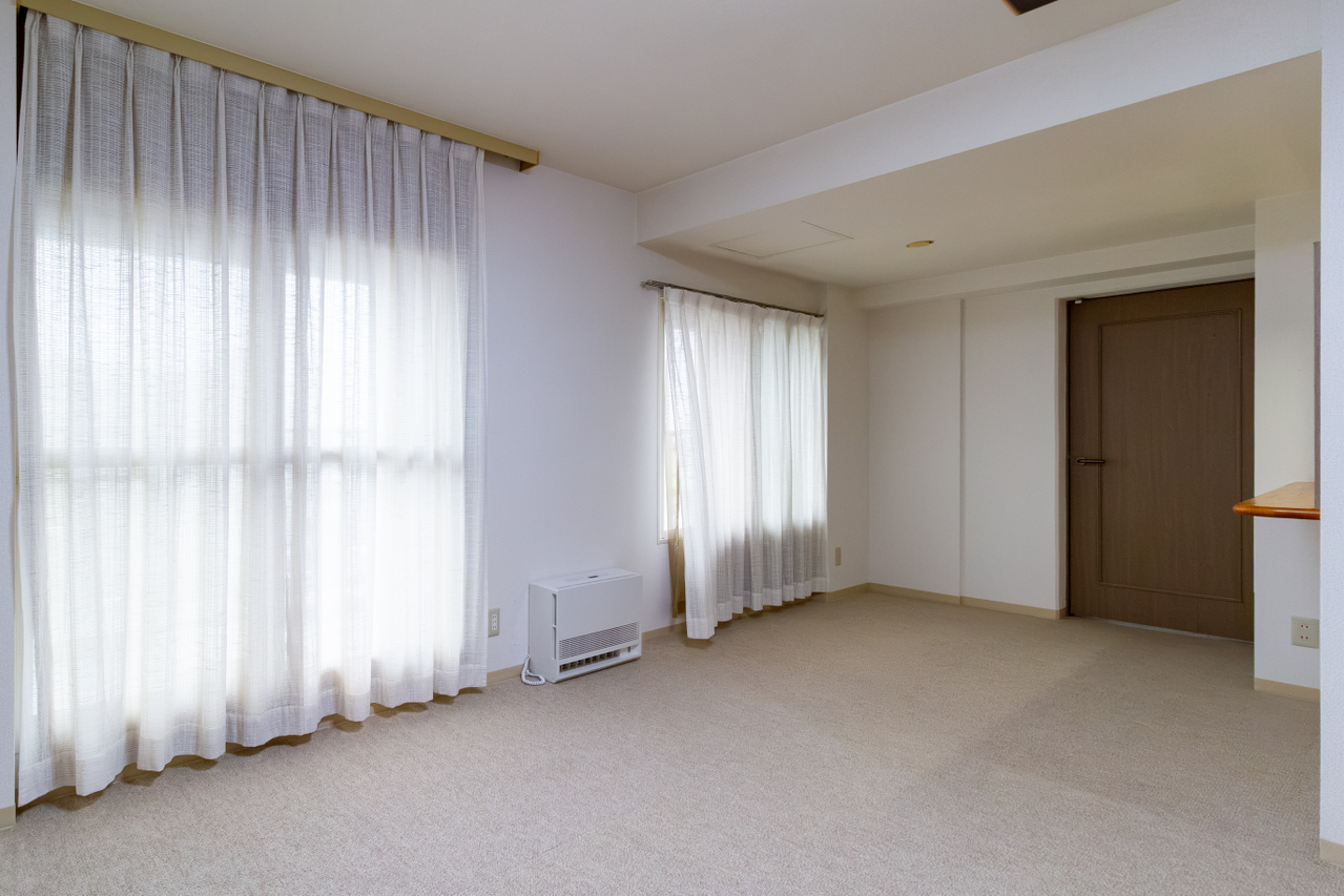 南西向き大きな窓があり、お天気のいい日は、リビングダイニングには暖かな陽射しが入り込みます。