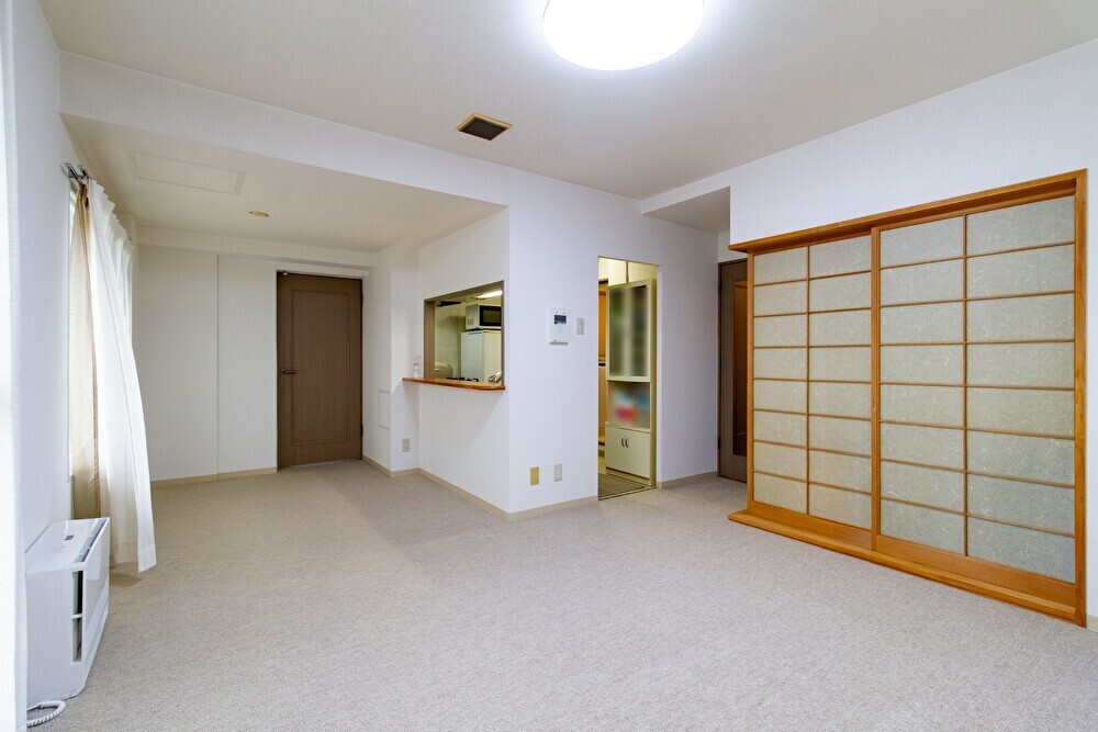 ダイニングの隣には洋室が1室とリビングに隣接して和室があります。和室部分を開放すると広く使えます。