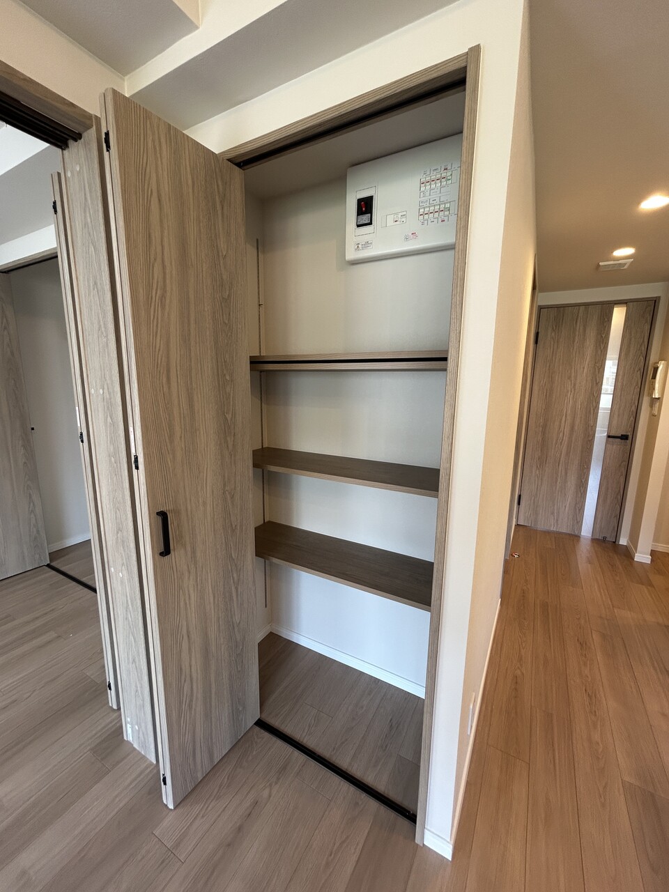 リビングの収納です。お掃除用品や書類、ストック用品の収納に便利です。