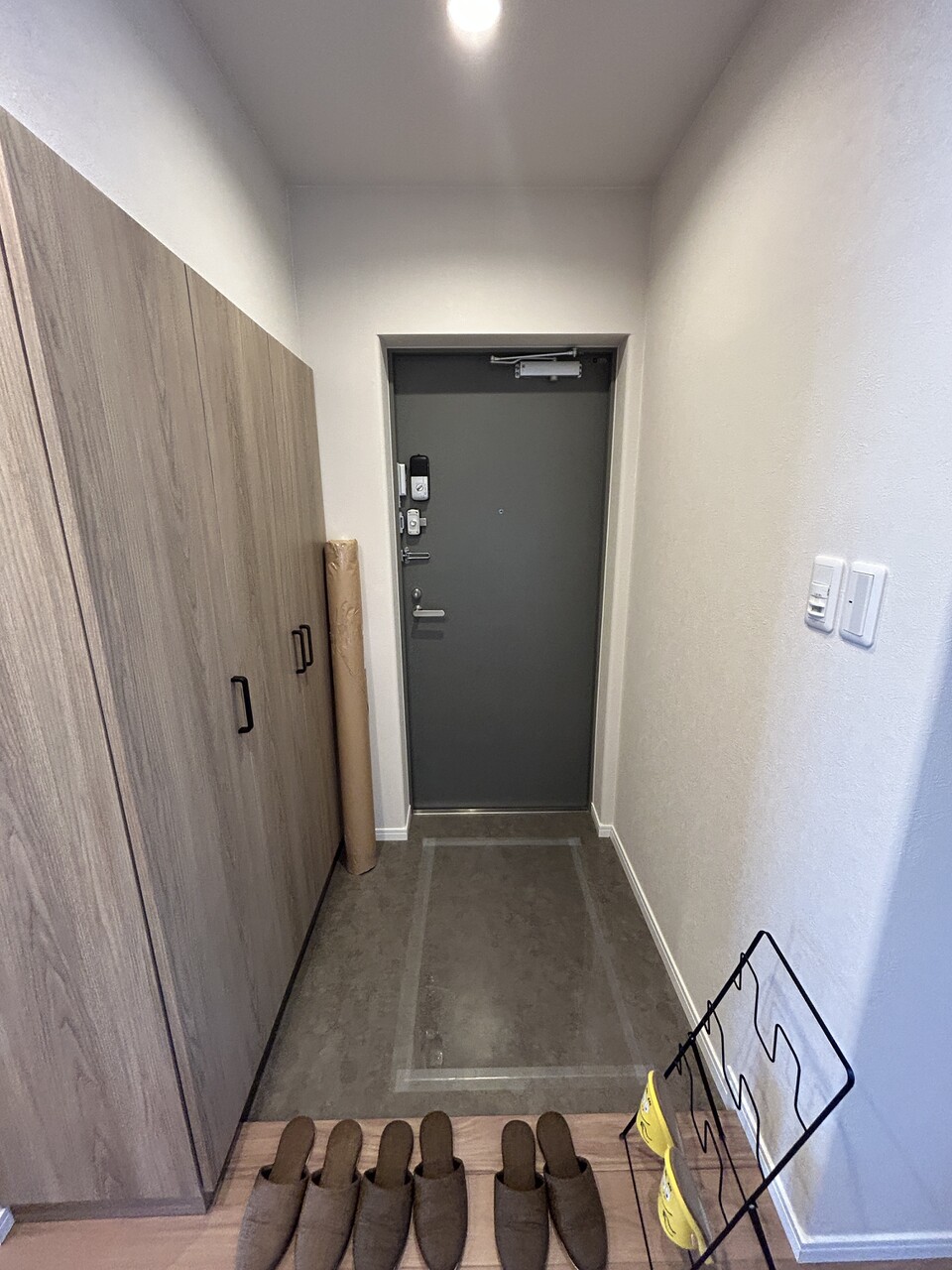 玄関には収納豊富なシューズボックス付きです。棚は可動式のためサイズに合わせて調整可能です。
