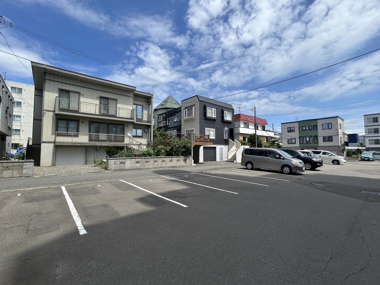 敷地内平面駐車場です。最新の空き状況については、担当者にご確認ください