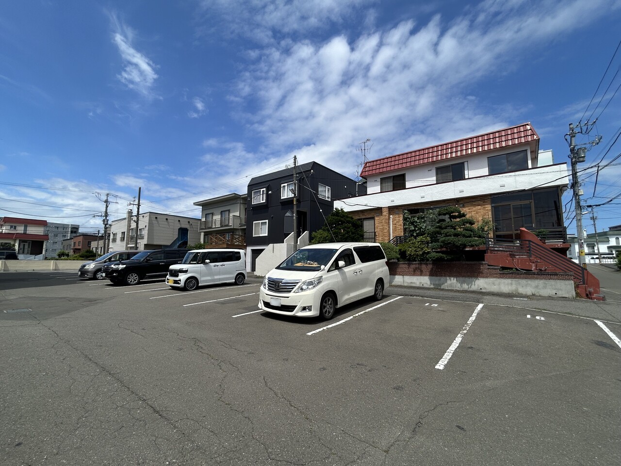 駐車場は広く道路に面しており、混み合いがちな通勤の時間帯にも出入りがしやすいです。