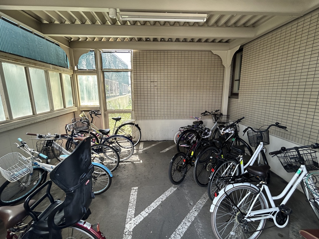 敷地内駐輪場です。最新の空き状況については、担当者にご確認ください。