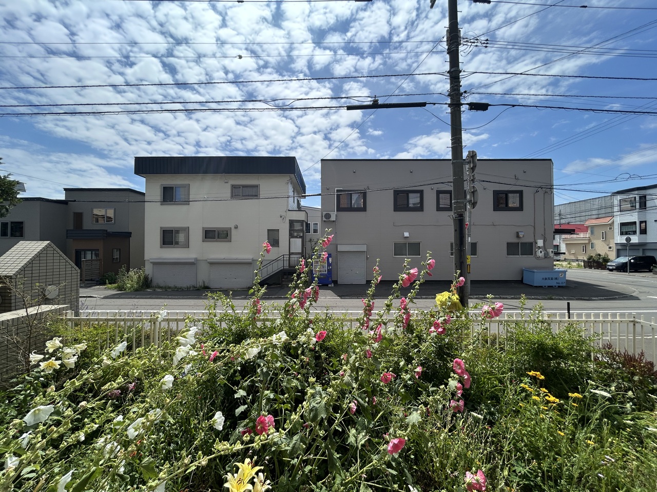 バルコニーの先には専用庭が広がっており、戸建てのような感覚を感じることが可能です。