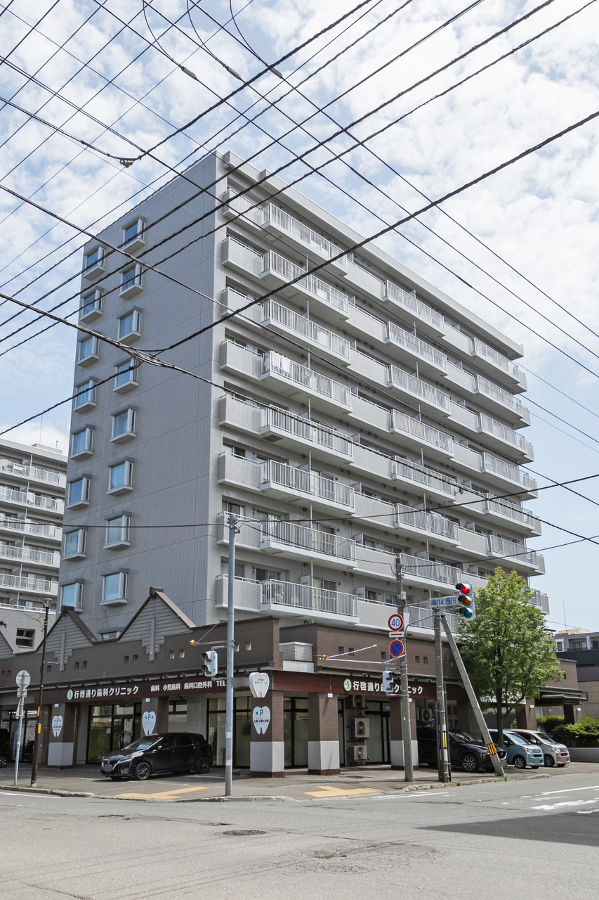 クリオ行啓通伍番館です。市電駅徒歩5分、地下鉄幌平橋駅徒歩11分のダブルアクセスです。