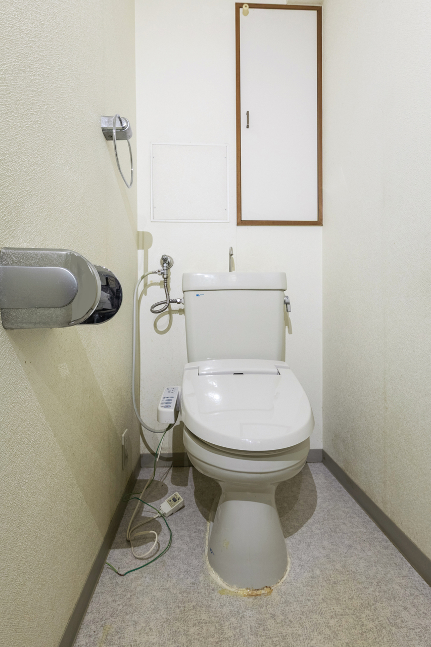 トイレです。上部には小さいながらもトイレットペーパーなどを置ける収納があります。