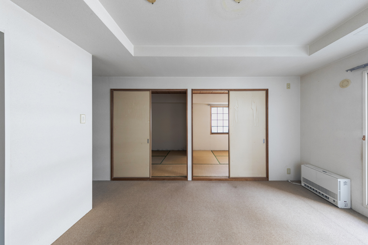 リビングに隣接する和室の入り口。洋室とクローゼットリフォームして収納を増やすのもいいですね。（有償）