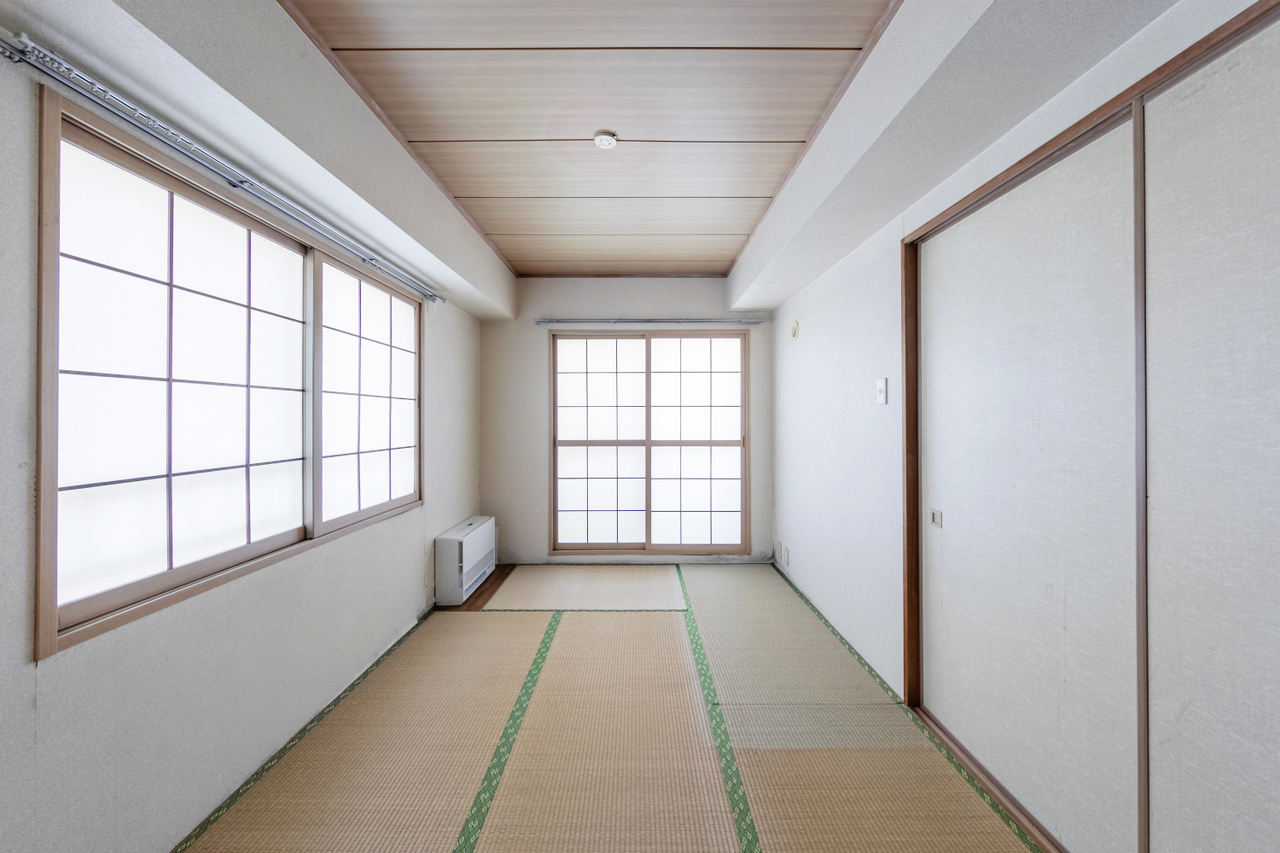 リビング横の和室約6畳です。東と北に窓がある角部屋なので陽当たりも良く明るいです。