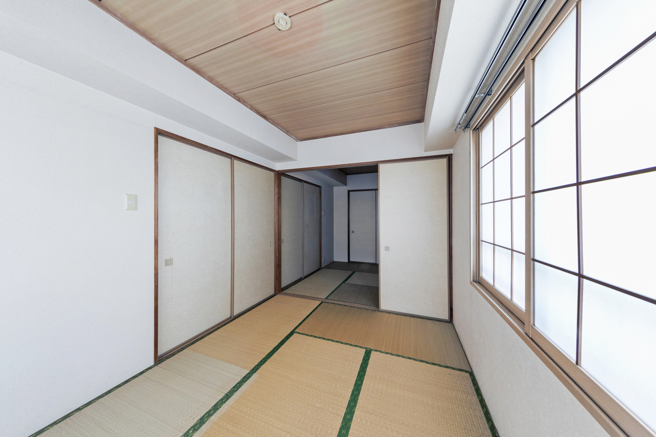 リビング横の和室約6畳です。奥の襖を開けるとさらに約6畳の和室があります。洋室に変更も可。（有償）