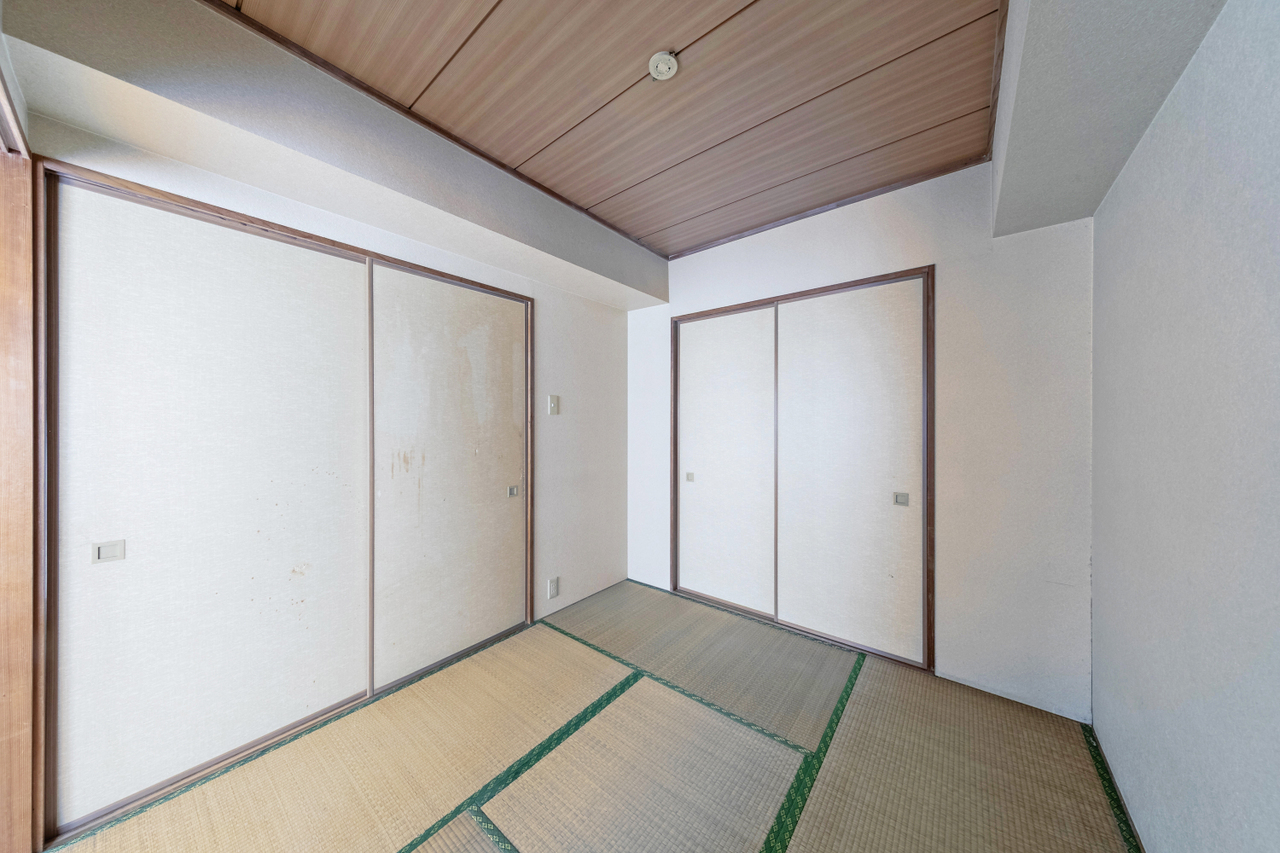 リビング横の奥にある和室です。押入れサイズの収納があります。