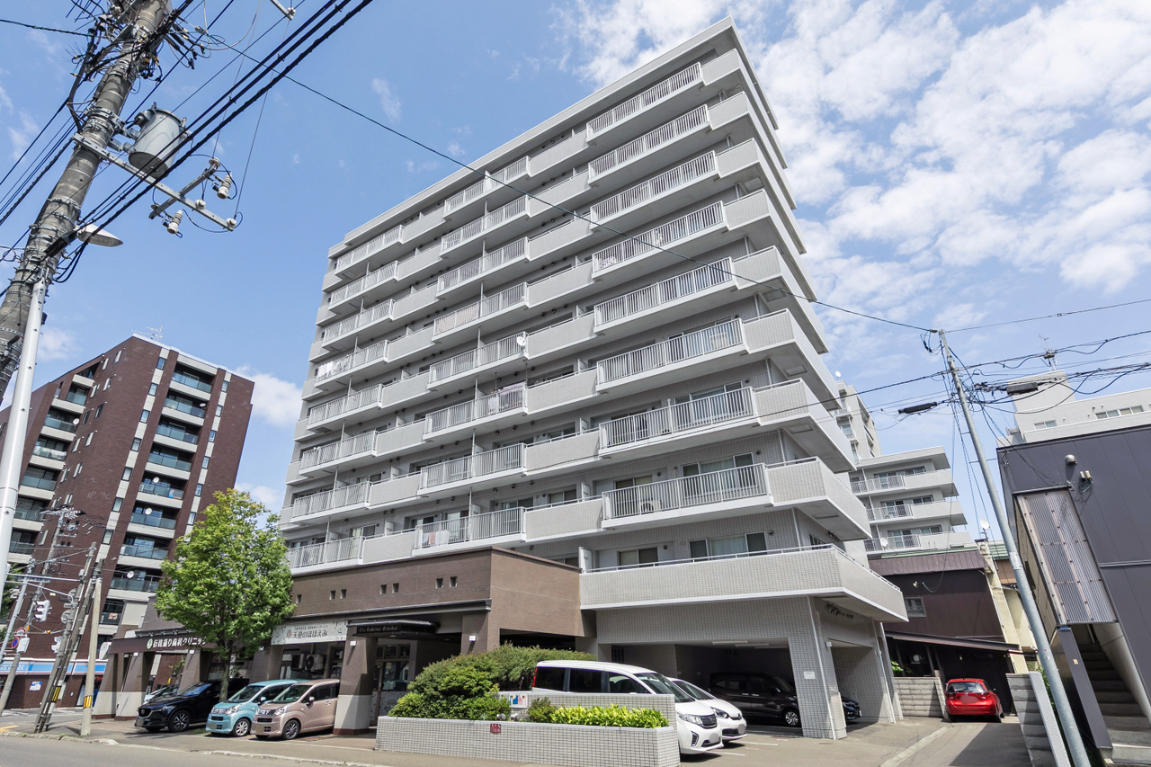 1階部分は歯医者さんなどの店舗が入っており、日中も人の出入りがあると防犯面も安心です。