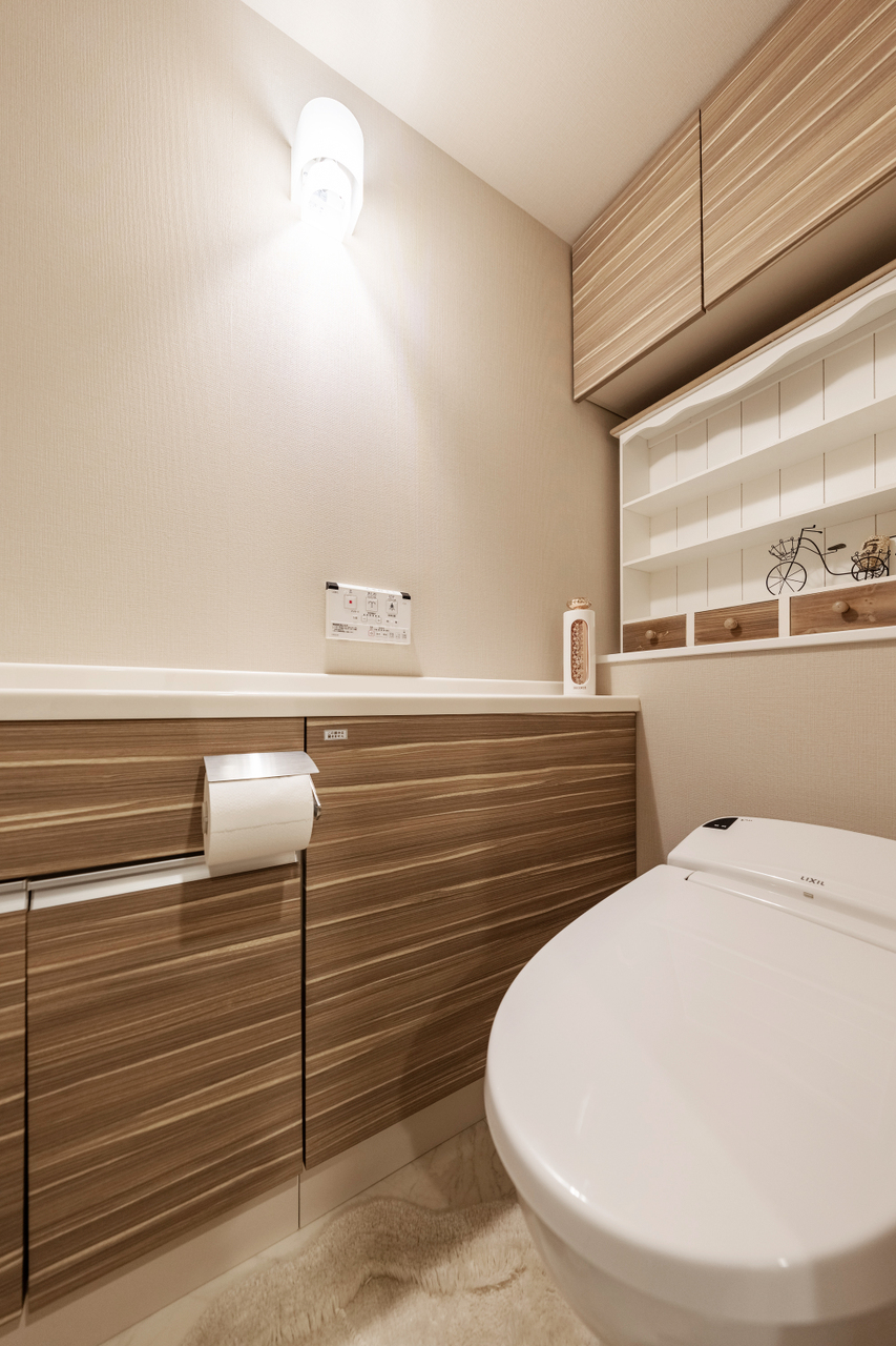 手洗いカウンター付きのトイレです。カウンターの下と上部には収納があり、小物類の収納ができます。