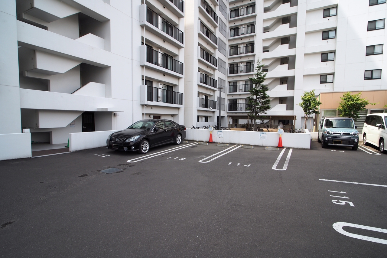来客用駐車場。2台分。コミュニティラウンジの予約ボードで管理されています。