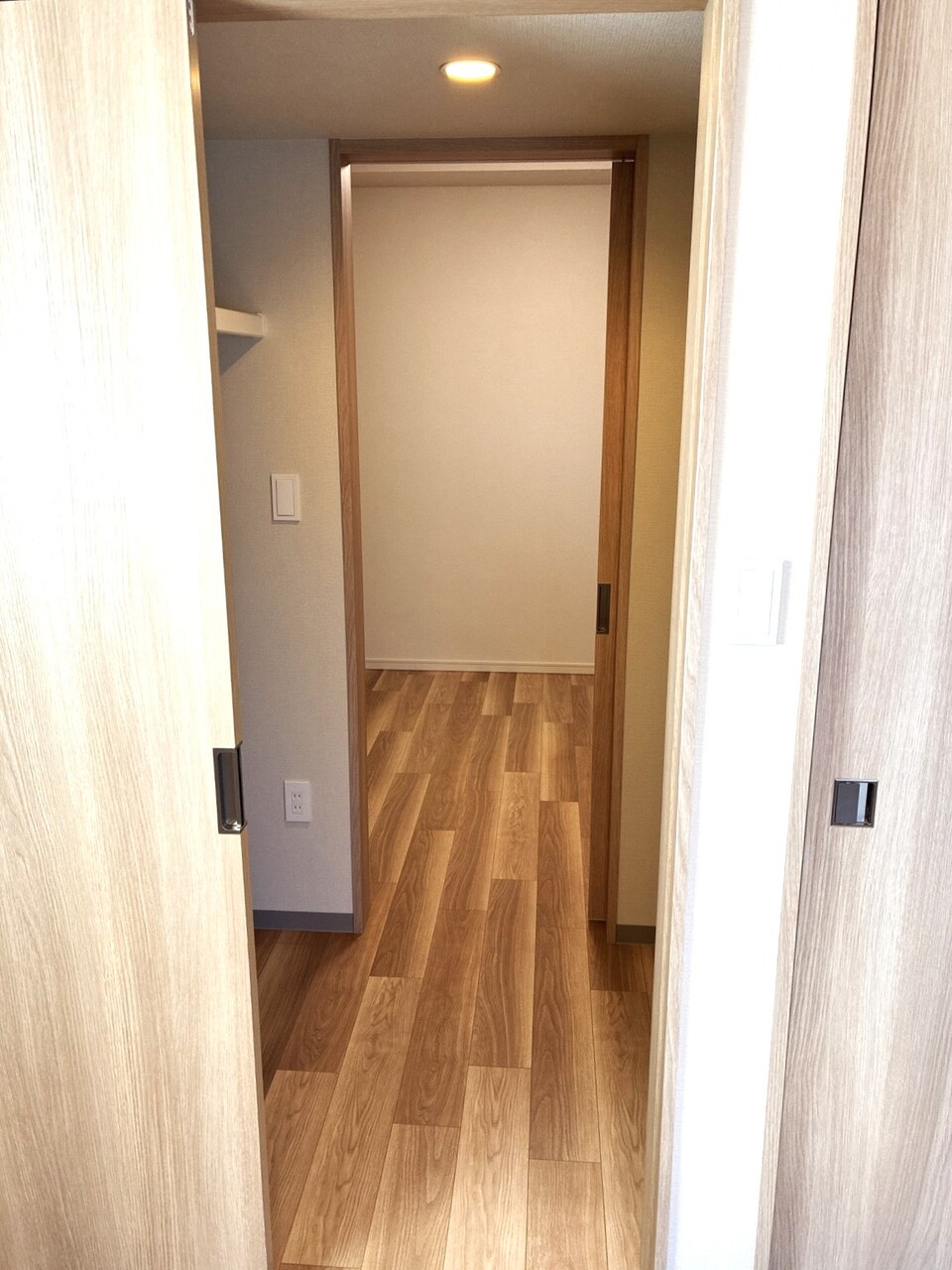 約5帖洋室2部屋の間はウォークスルータイプのクローゼットになっています。