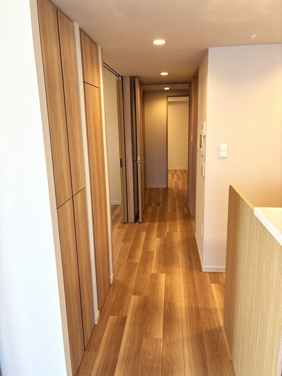 リビングから廊下への通路部分。こちらにも収納があり掃除道具などもすっきり片付ける事ができます
