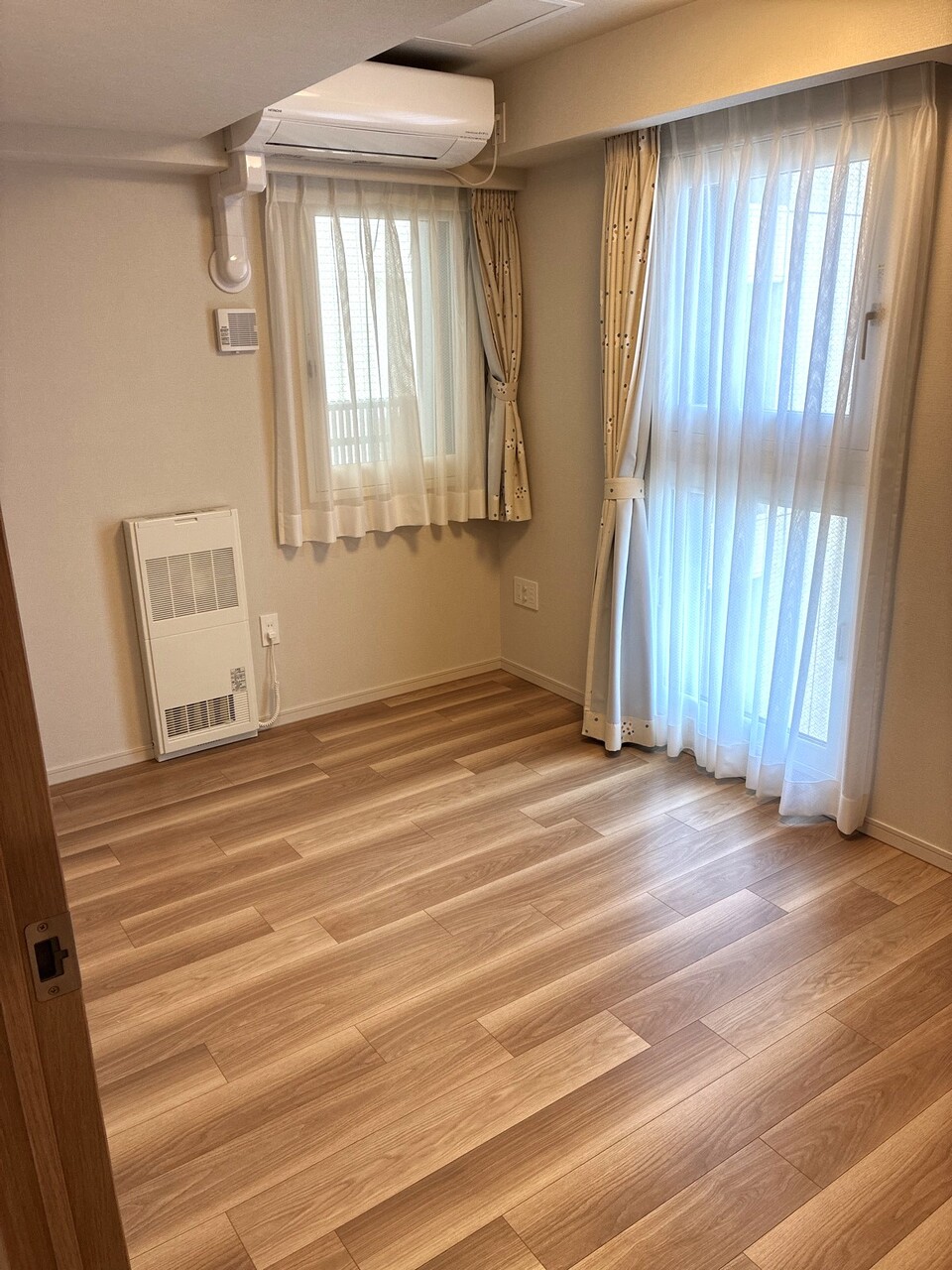 約6.1帖洋室。2面採光でエアコン設置済みのお部屋です