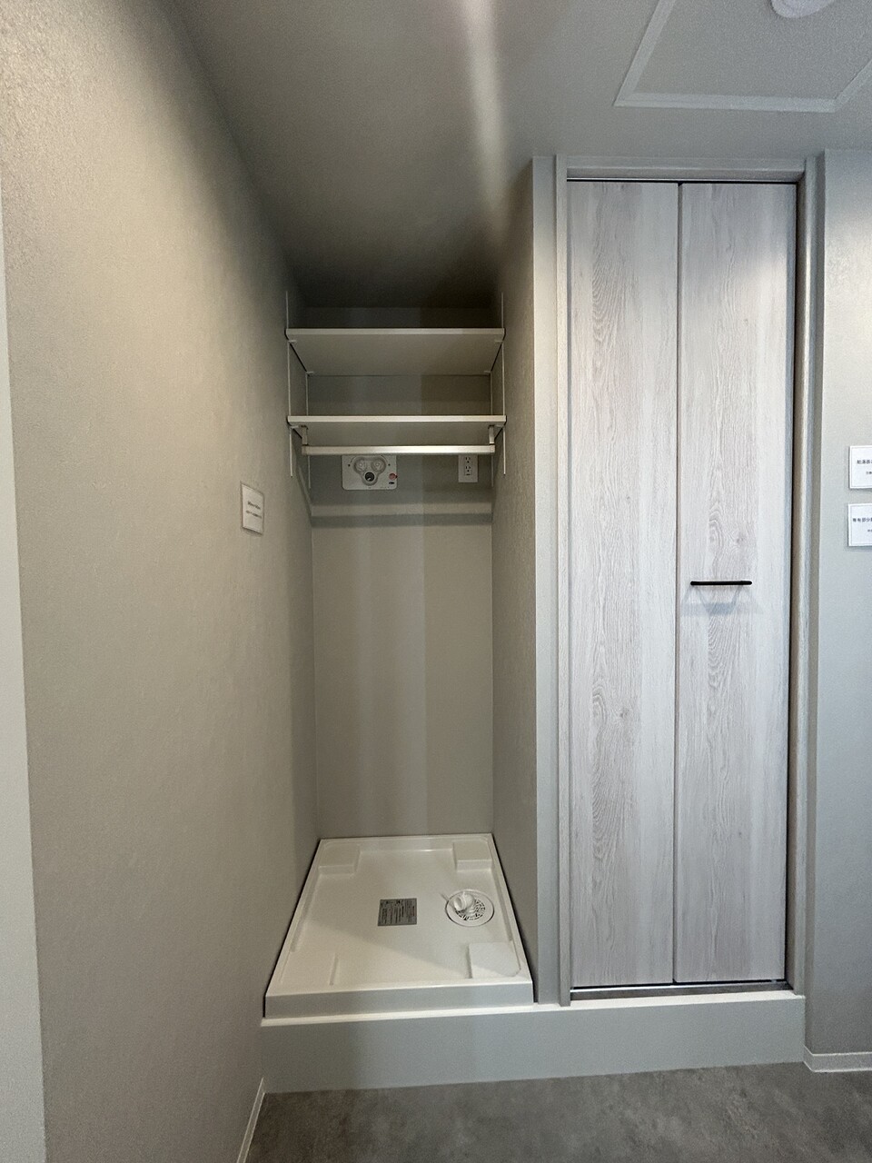 洗濯機置場と給湯器です。上部には可動式の棚があり、洗剤などの収納に便利です。