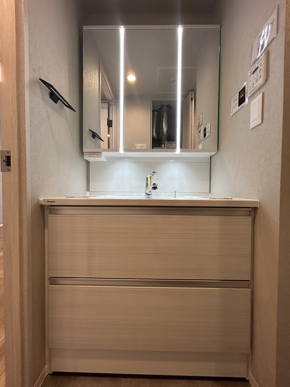 新規交換済みの洗面台です。スライドオープン式のため出し入れしやすくたっぷり収納できます。