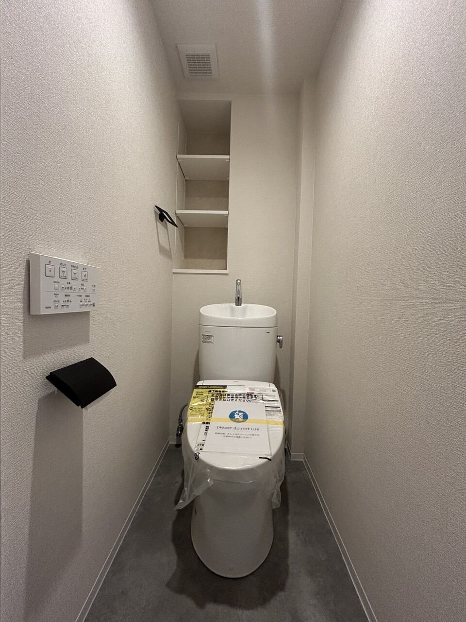 温水洗浄便座付き、新規交換済みのトイレです。