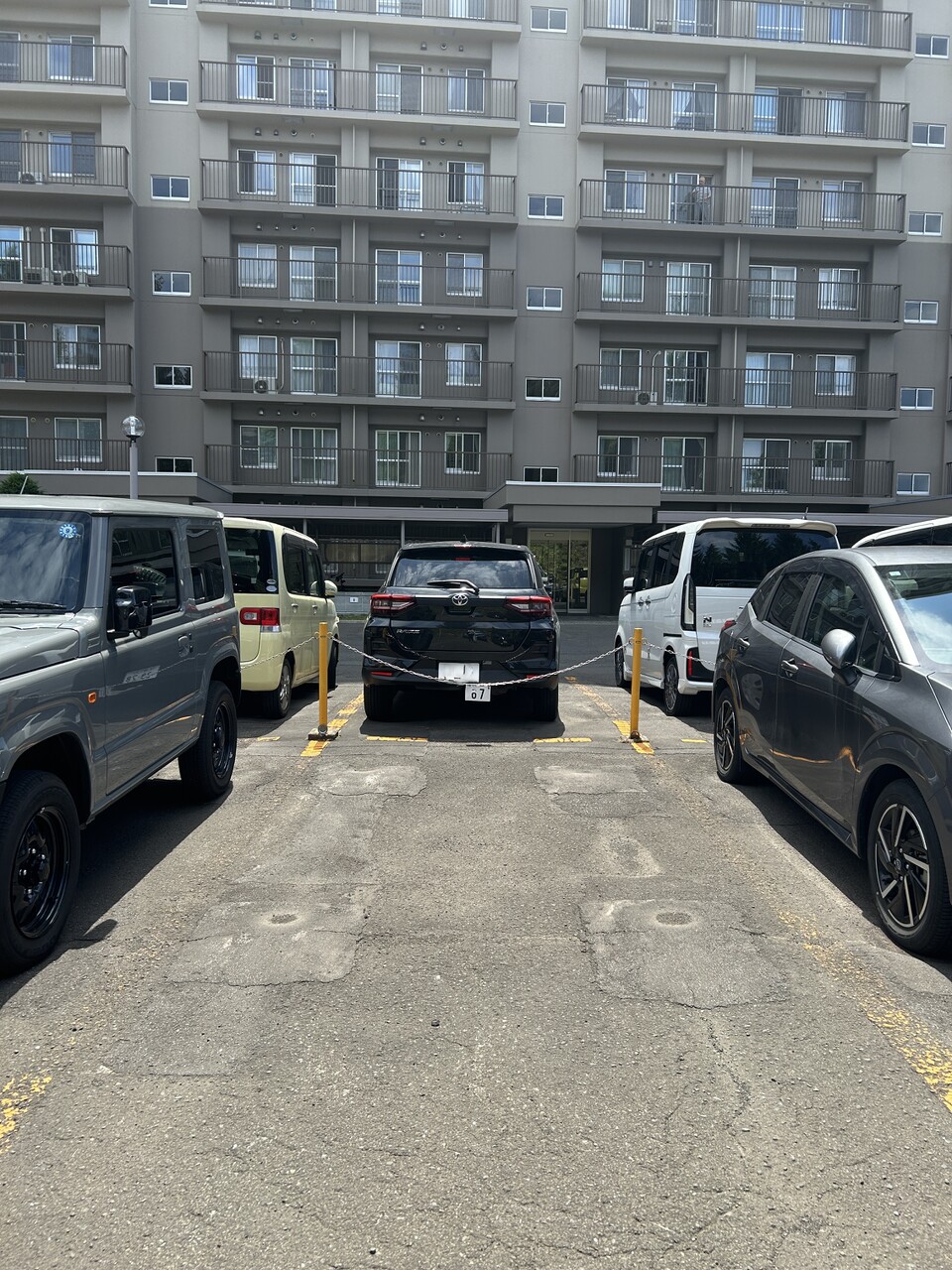 敷地内駐車場確保済みです！月額6,800円で駐車可能です。