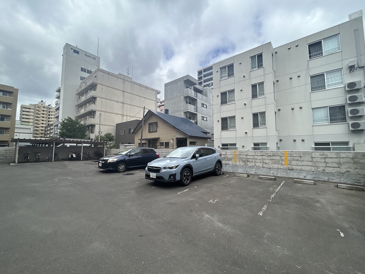 敷地内平面駐車場です。最新の空き状況については担当者にご確認ください。