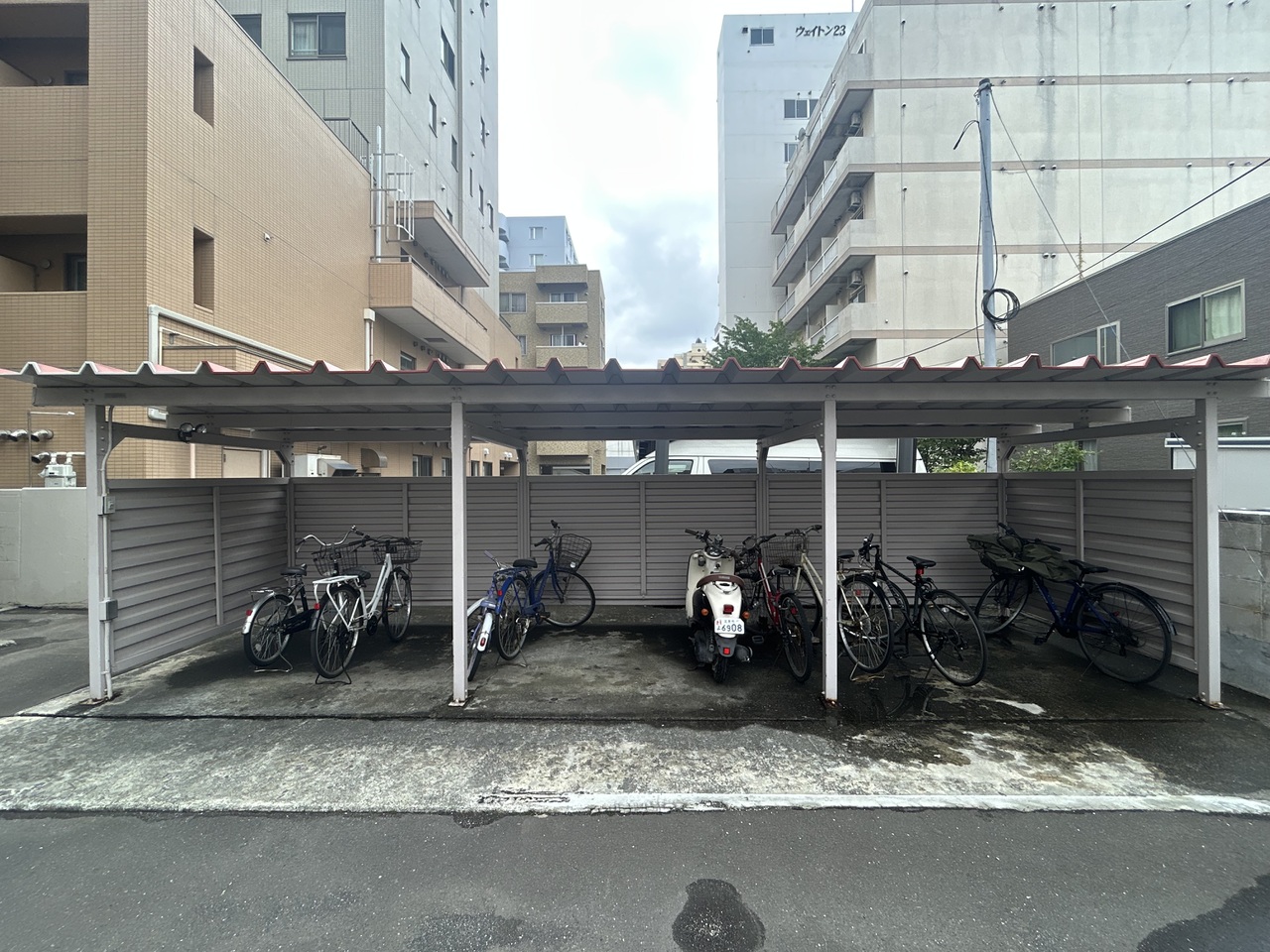 敷地内駐輪場です。最新の空き状況については担当者にご確認ください。