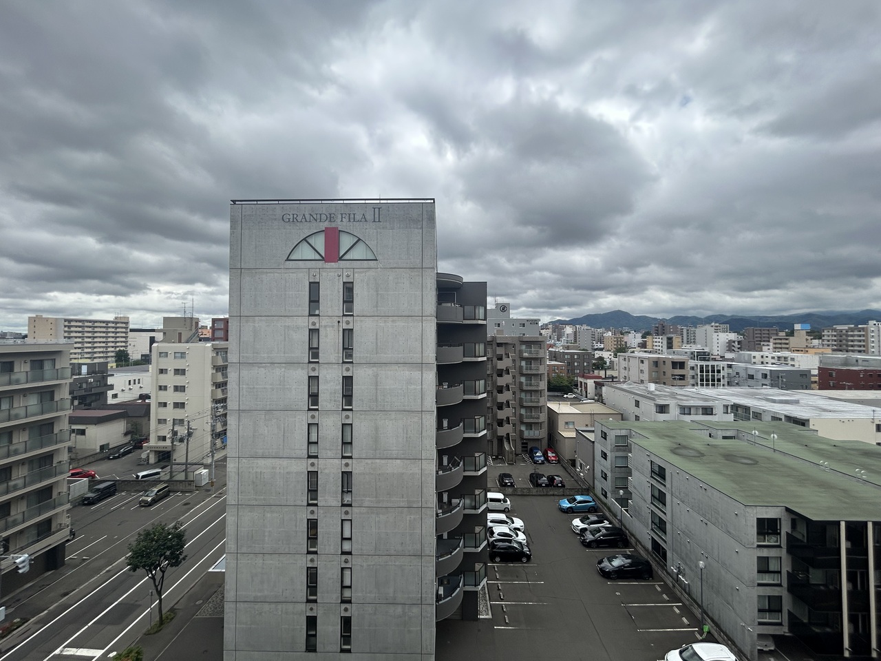 お隣のマンションから多少距離があるため、横からの目線が気になりにくいです。