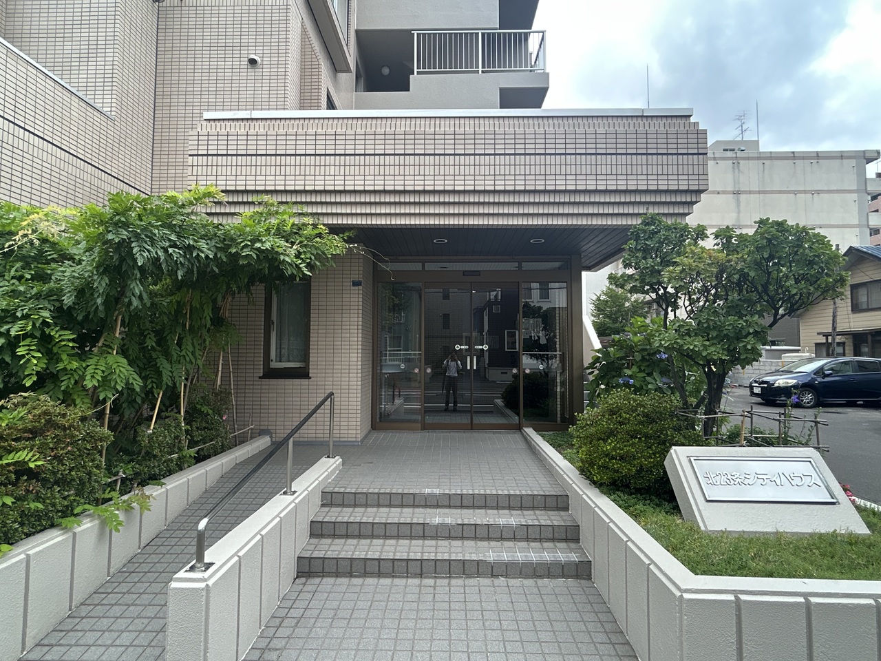 緑が印象的な、温かみのあるエントランスです。