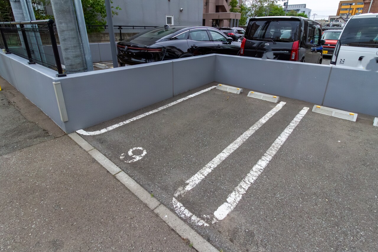 敷地内駐車場の空き区画です。（2026年8月7日現在）