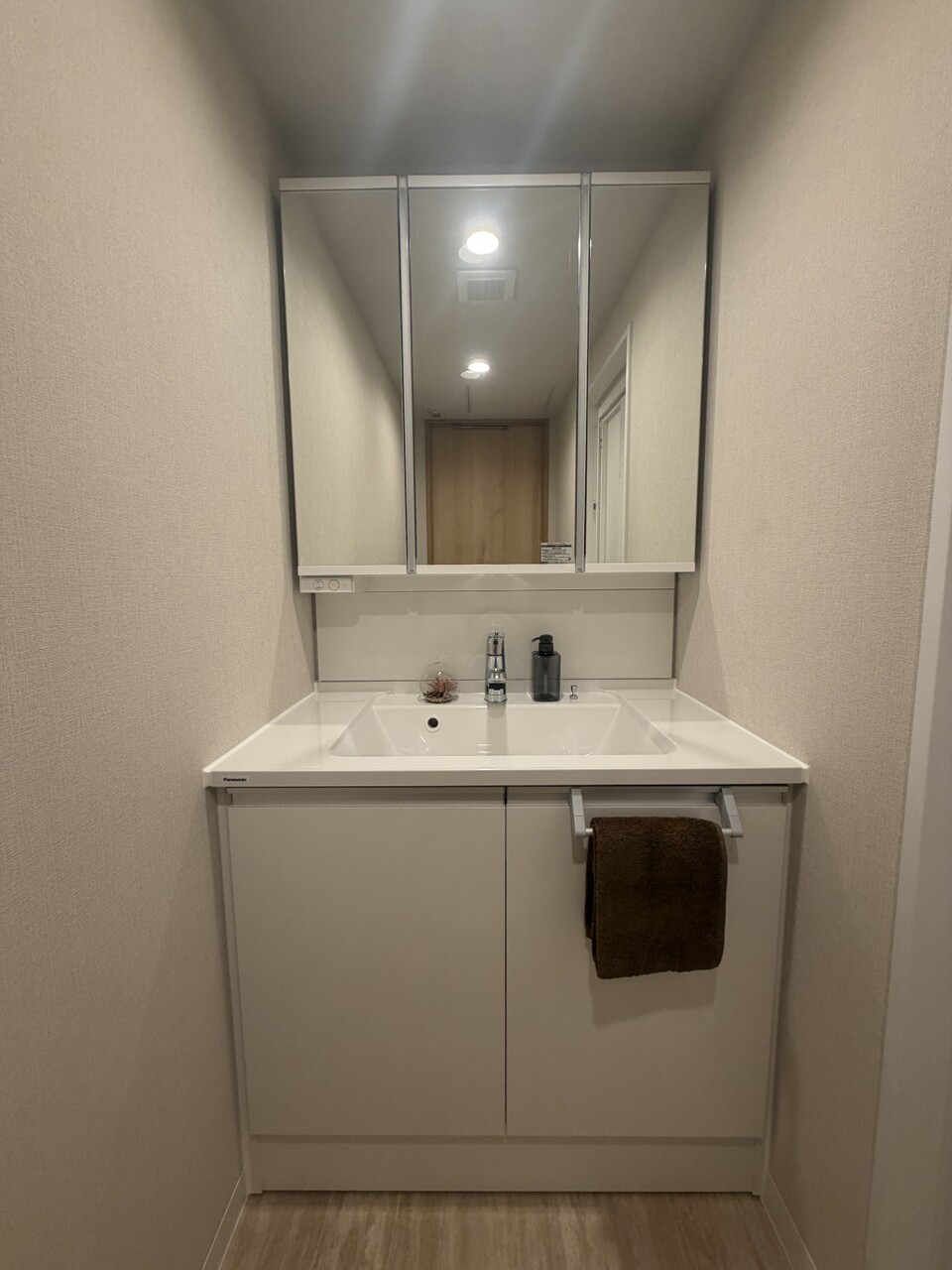 洗面台はボウル一体型のため掃除がしやすく、鏡面裏にも小物を収納することができます