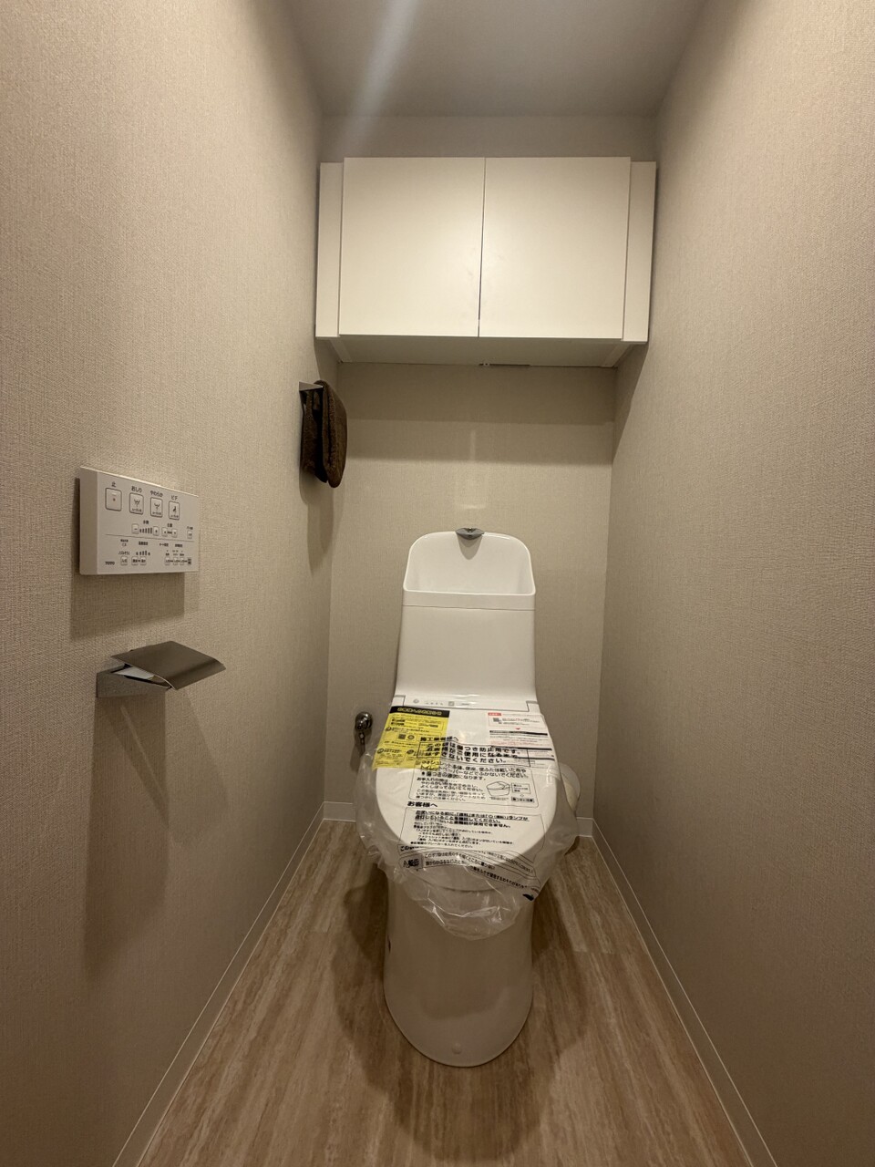 トイレは温水洗浄便座付き、上部には収納に便利な吊り戸棚を設けております