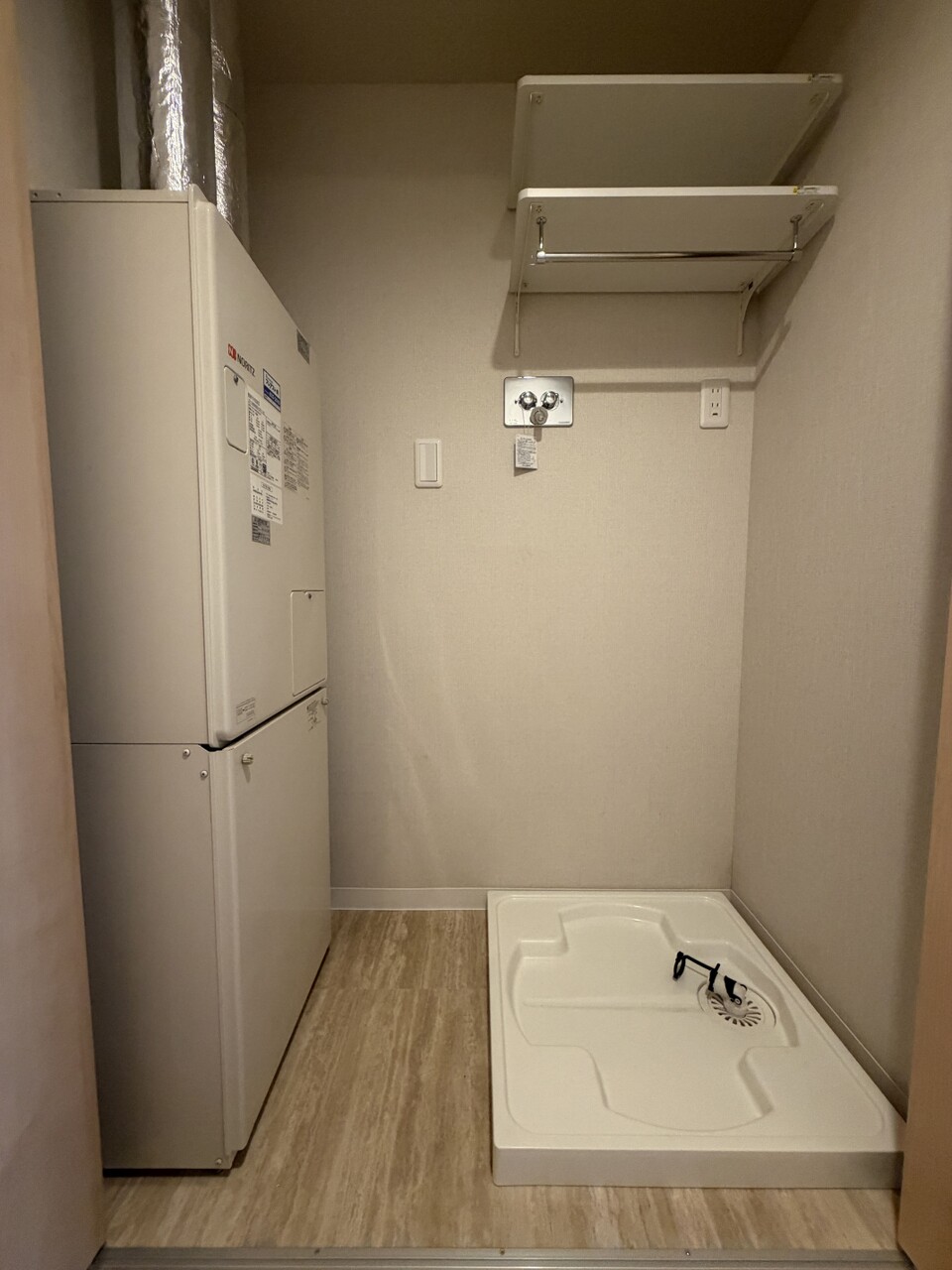 洗濯機置場と給湯器です。給湯・暖房は経済的な都市ガスです。