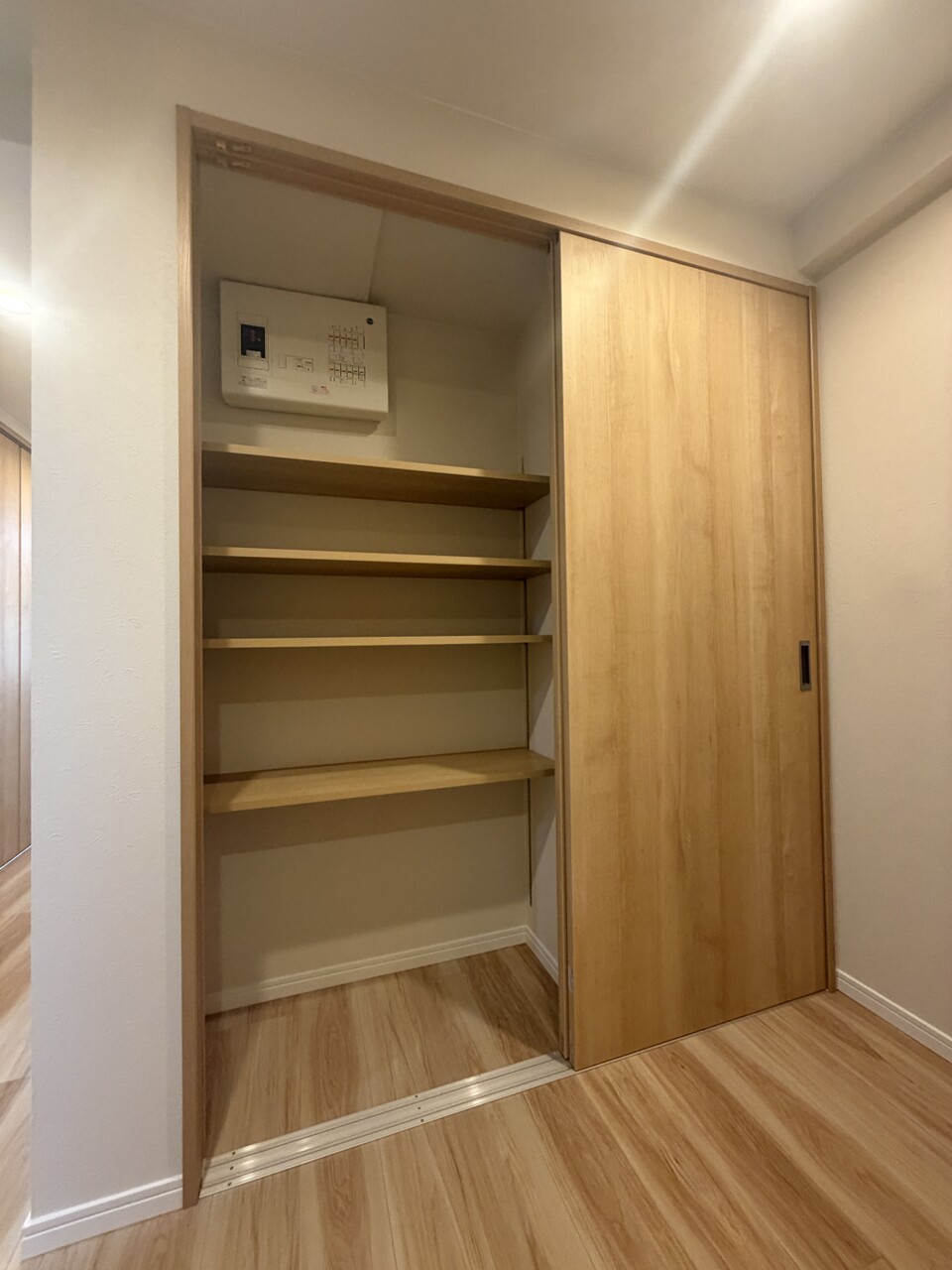 玄関はいってすぐの場所には使い勝手のいい収納を完備しております