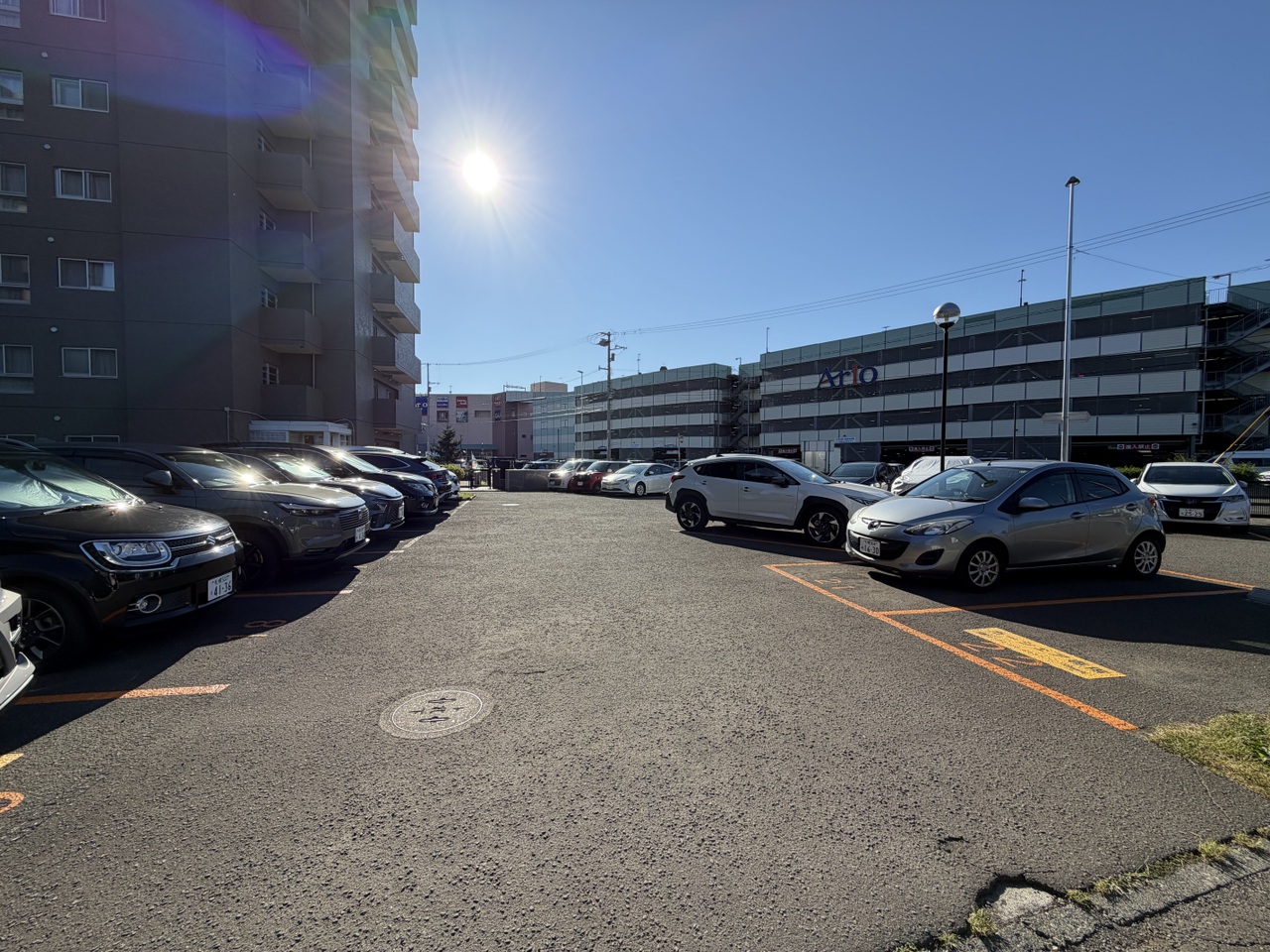 敷地内平面駐車場です。最新の空き状況については担当者にご確認ください。