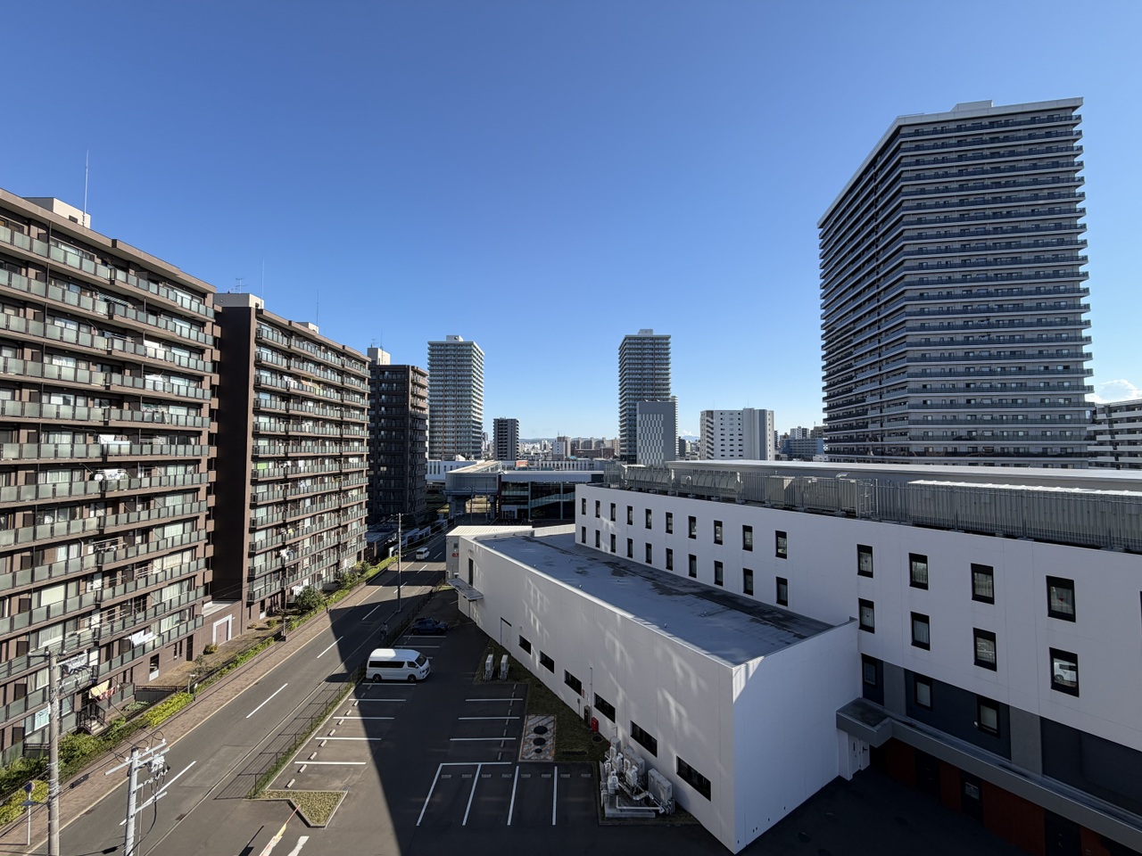 南側の眺望です。西側と同様、目の前に建物が無く、採光良好です。