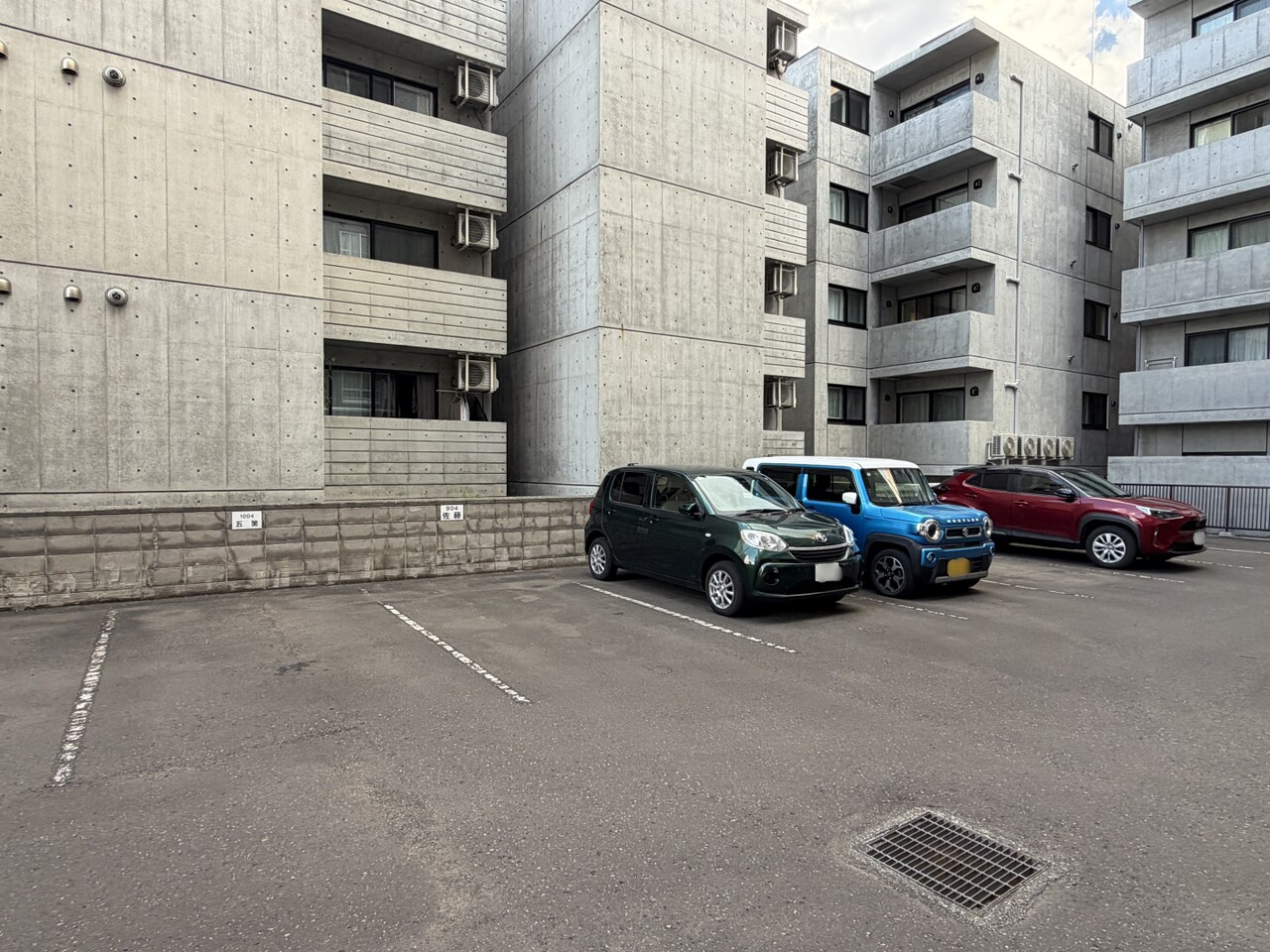 敷地内駐車場です。最新の空き状況については、物件担当者にご確認ください。